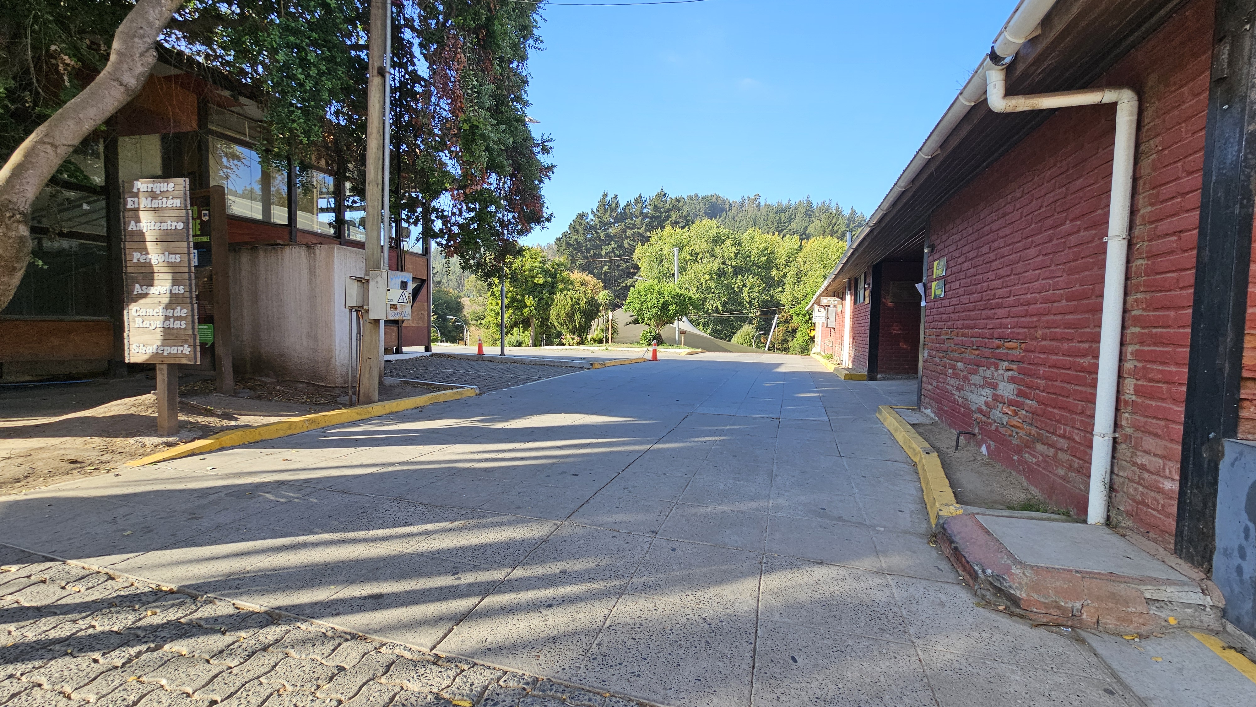 Fotografía del acceso pavimentado para acceder al parque